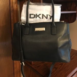DKNY CROSSOVER TOTE.